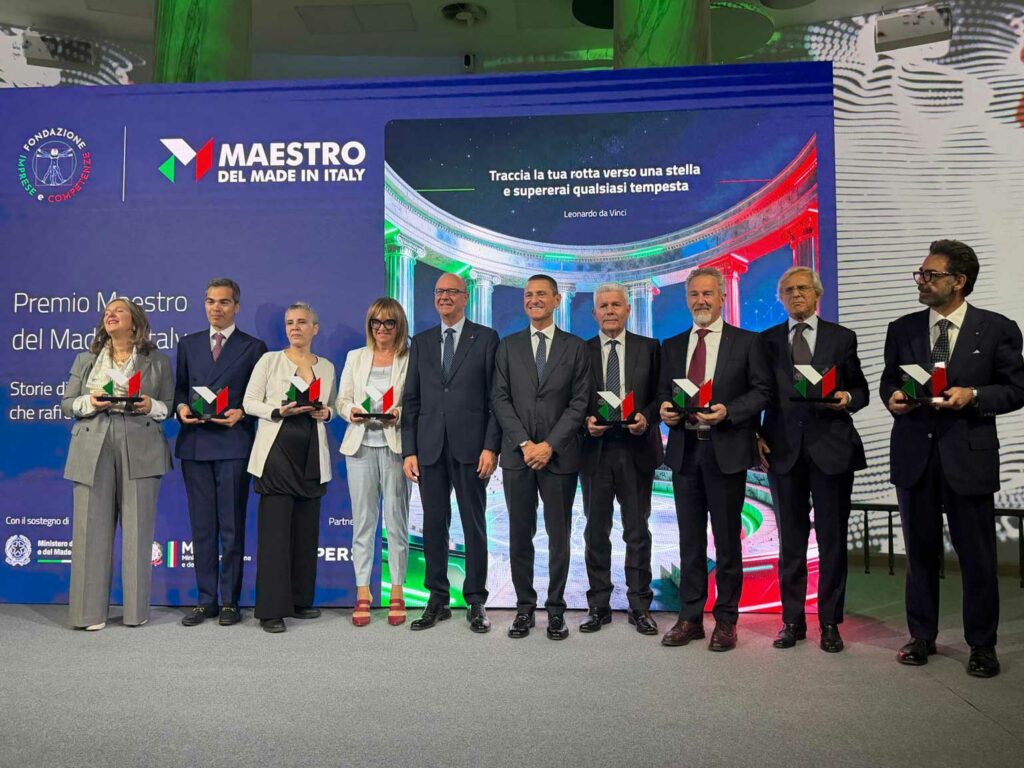 Foto di gruppo dei vincitori del Premio Maestro del Made in Italy 2026 con le autorità presenti.